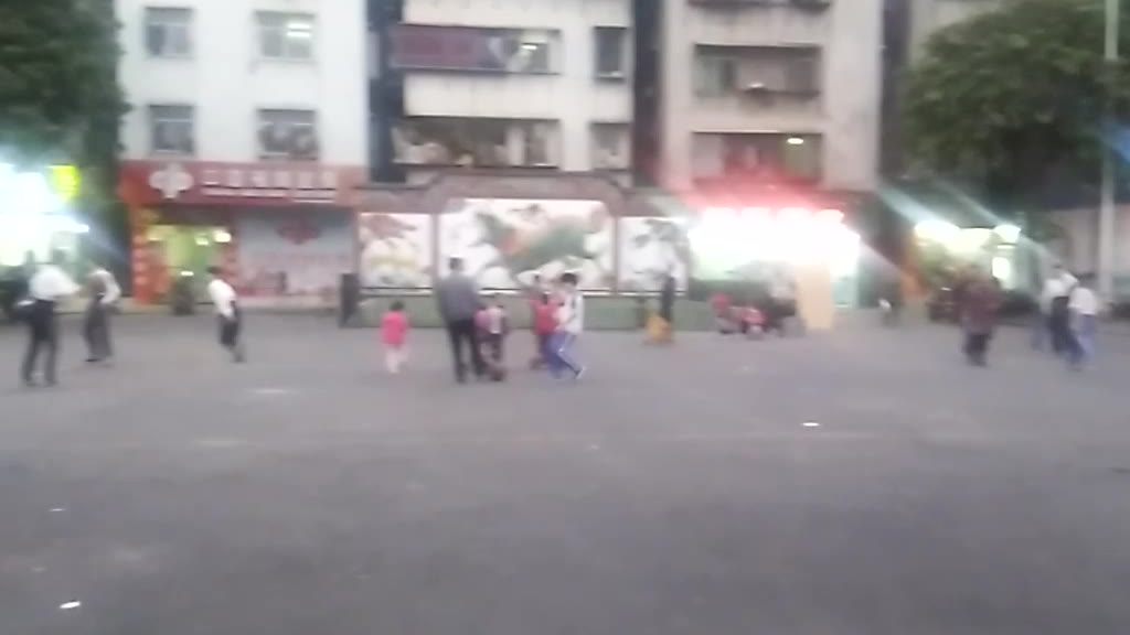 实拍篮球场初中生和小学生打篮球